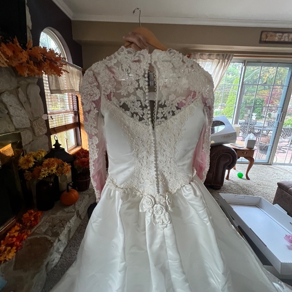Wedding gown - Picture 2 of 7